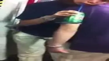 Pembantu Lagi Minum Di Kobel poster