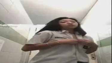 Siswi SMA Cantik Telanjang Dada Di Toilet poster