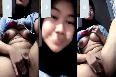 Gadis ABG Video Call Mesum Sambil Desah Sange poster