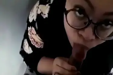 Pacar Berjilbab Nyepong Di Toilet Mall poster